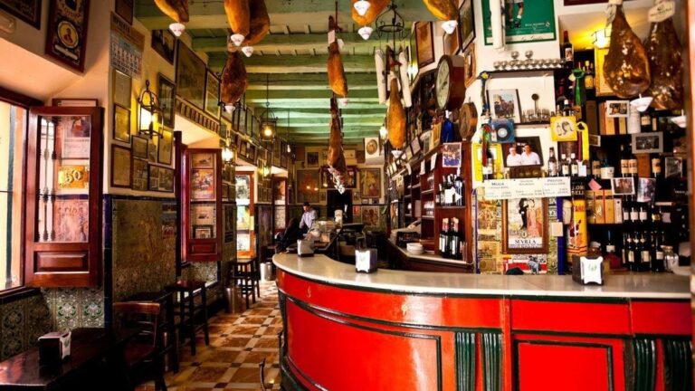 España contra todo pronóstico. Entre el bar y la longevidad: apuntes sobre un país que se niega a optimizar la vida