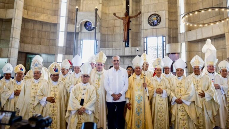 Presidente Abinader asiste a toma de posesión del nuevo obispo de la Diócesis de La Vega, Andrés Napoleón Romero Cárdenas