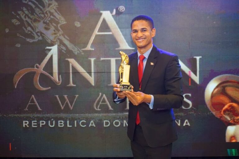 Raphy De León es reconocido como locutor del año en los Anton Awards 2026