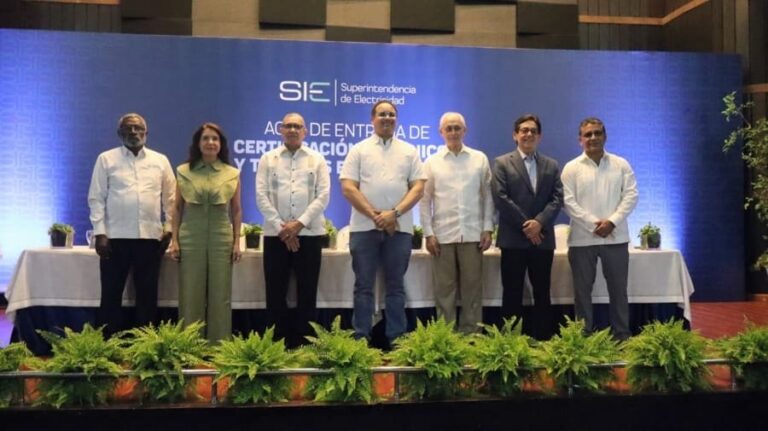 INFOTEP certifica por competencias 300 técnicos electricistas junto a la Superintendencia de Electricidad