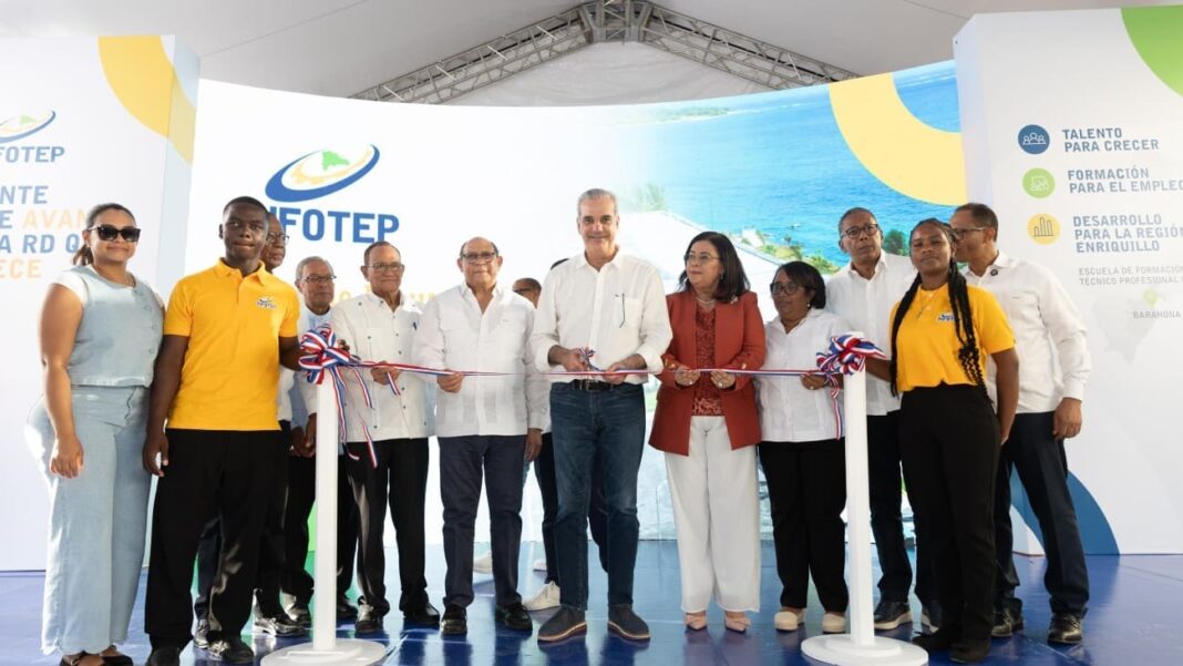 Presidente Luis Abinader inaugura Escuela de Formación Técnico Profesional Guarocuya, en Barahona Presidente Luis Abinader inaugura Escuela de Formación Técnico Profesional Guarocuya, en Barahona