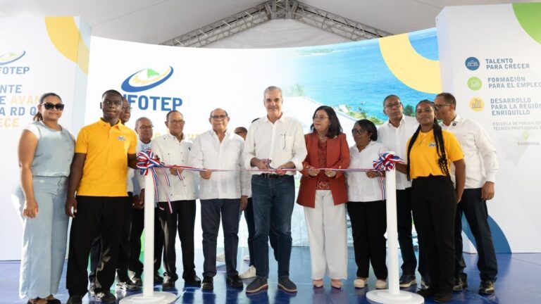Presidente Luis Abinader inaugura Escuela de Formación Técnico Profesional Guarocuya, en Barahona