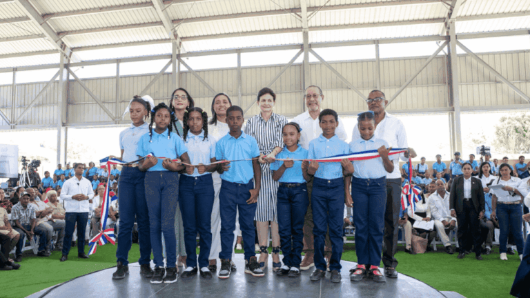 Vicepresidenta Raquel Peña entrega techado de la Escuela Javier Antonio Castillo Pérez, en Azua
