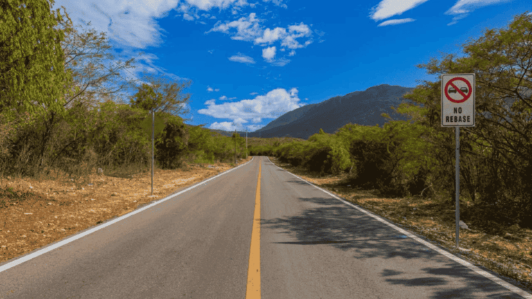 La obra rehabilita más de 20 kilómetros y, junto con el tramo Polo–Enriquillo, conforma un corredor vial de más de 50 kilómetros.