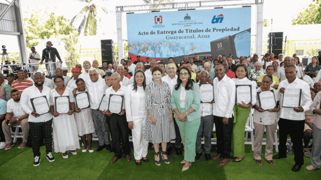 Vicepresidenta Raquel Peña entrega 450 títulos de propiedad a igual número de familias de Guayacanal, en Azua Vicepresidenta Raquel Peña entrega 450 títulos de propiedad a igual número de familias de Guayacanal, en Azua