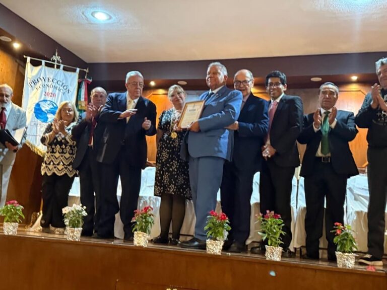 Juan Bolívar Díaz recibe galardón en México