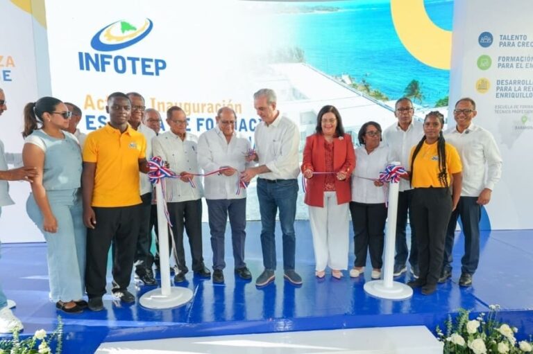 Presidente Luis Abinader inaugura Escuela de Formación Técnico Profesional Guarocuya en Barahona