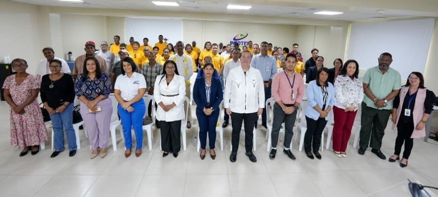 El ciclo tiene como charlista invitado al magíster Yoneidi Domínguez Hernández, especialista en responsabilidad social empresarial, imagen pública, gerencia y liderazgo cultural, quien además dirige la División de Responsabilidad Social Corporativa d El ciclo tiene como charlista invitado al magíster Yoneidi Domínguez Hernández, especialista en responsabilidad social empresarial, imagen pública, gerencia y liderazgo cultural, quien además dirige la División de Responsabilidad Social Corporativa d