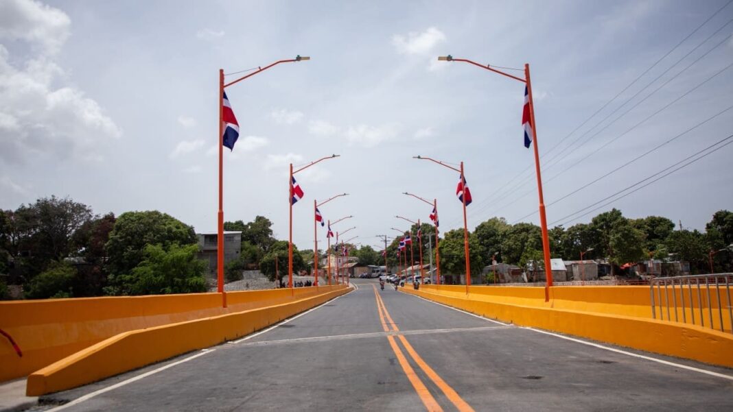 Tras más de 40 años de espera, presidente Luis Abinader inaugura puente Los Hierros en Baní, que conectará comunidades y fortalecerá producción agrícola Tras más de 40 años de espera, presidente Luis Abinader inaugura puente Los Hierros en Baní, que conectará comunidades y fortalecerá producción agrícola