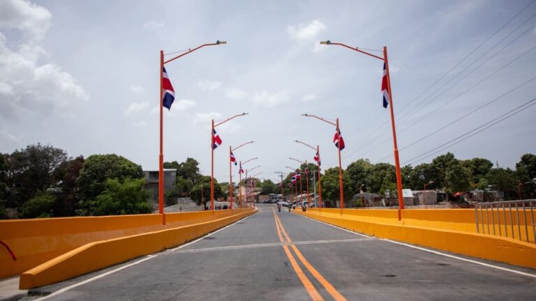 Tras más de 40 años de espera, presidente Luis Abinader inaugura puente Los Hierros en Baní, que conectará comunidades y fortalecerá producción agrícola