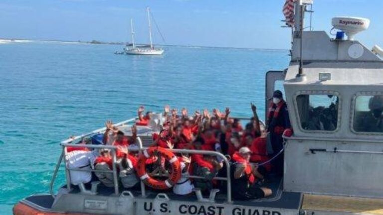 Repatrian a República Dominica a 75 migrantes detenidos en aguas de Puerto Rico
