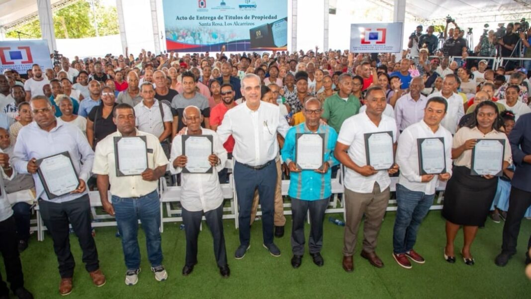 Presidente Abinader entrega 1,750 títulos de propiedad en Los Alcarrizos que benefician a unas 7,000 personas Presidente Abinader entrega 1,750 títulos de propiedad en Los Alcarrizos que benefician a unas 7,000 personas