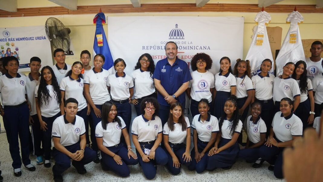 INEFI entrega utilería en unos 30 centros educativos del Gran Santo Domingo y San Cristóbal INEFI entrega utilería en unos 30 centros educativos del Gran Santo Domingo y San Cristóbal