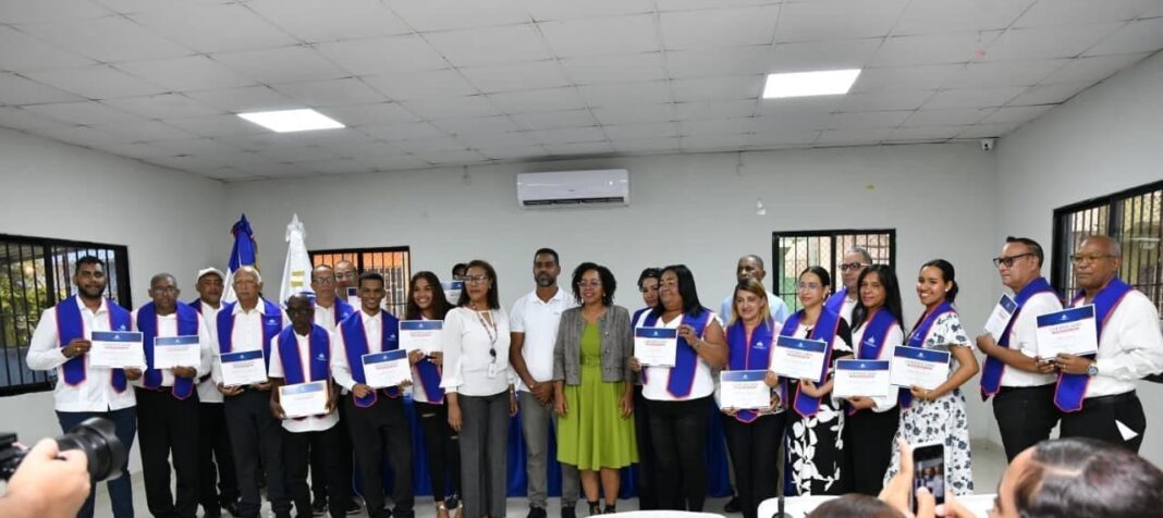 Interior y Policía extiende la mediación comunitaria en el Distrito Nacional con 73 nuevos líderes formados para prevenir conflictos Interior y Policía extiende la mediación comunitaria en el Distrito Nacional con 73 nuevos líderes formados para prevenir conflictos